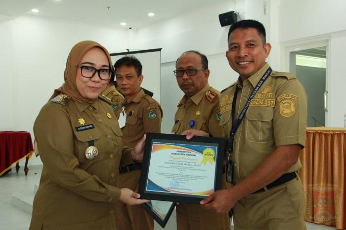 Penyerahan Piagam Penghargaan atas capaian MCP KPK kepada 8 OPD Lingkup Pemkab Mamuju